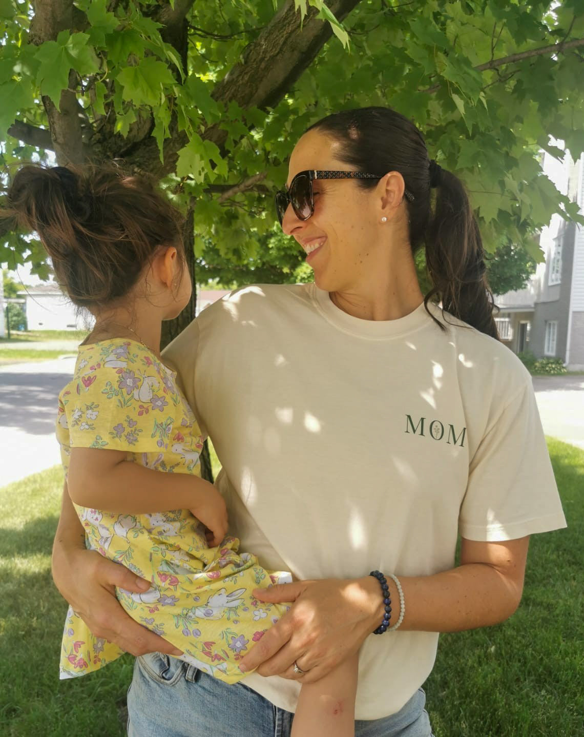 Chandail "MOM : Amour, Bonheur, Simplicité" - 2 modèles